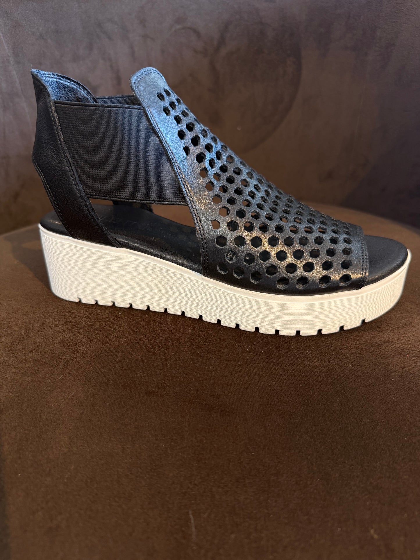 SILENT D ODEYA - BLACK WITH WHITE SOLE